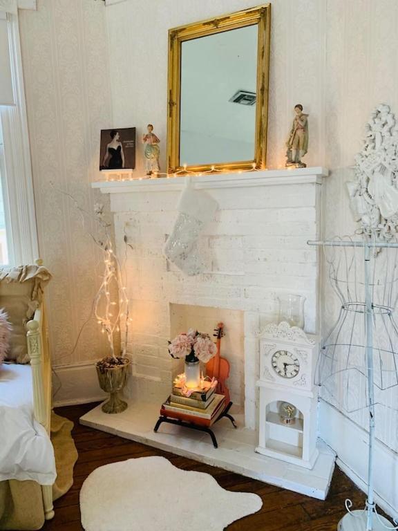The Elisabeth House Canal St Dollhouse, 6 Bedroom Streetcar Sleeps 14!