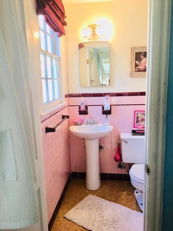 Holiday home The Elisabeth House Canal St Dollhouse, 6 Bedroom Streetcar Sleeps 14!