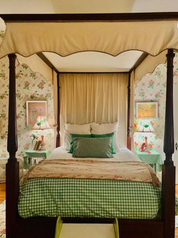 The Elisabeth House Canal St Dollhouse, 6 Bedroom Streetcar Sleeps 14!