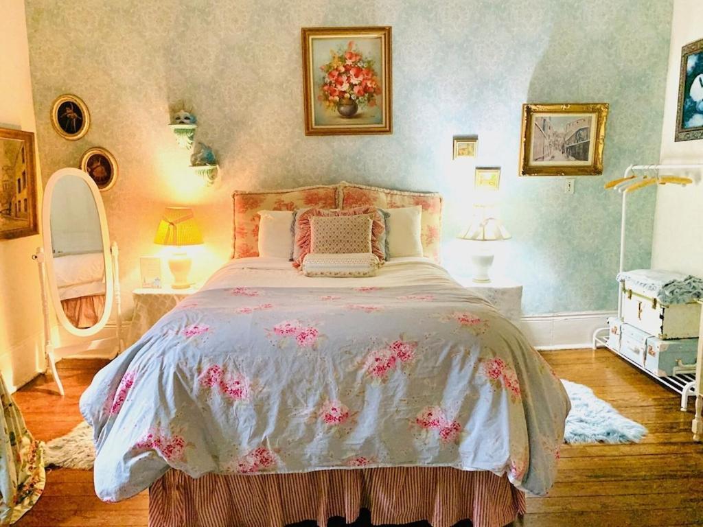Holiday home The Elisabeth House Canal St Dollhouse, 6 Bedroom Streetcar Sleeps 14!